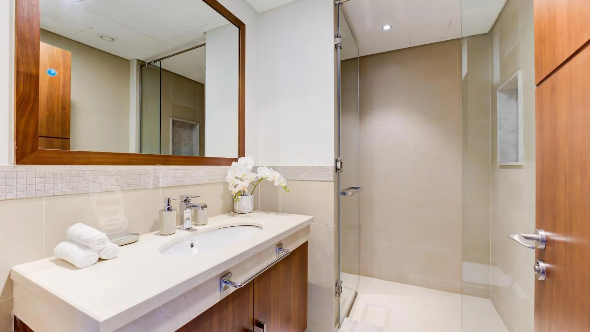 Executive Luxury At Its Finest With Views Of Burj Khalifa Apartment Dubai